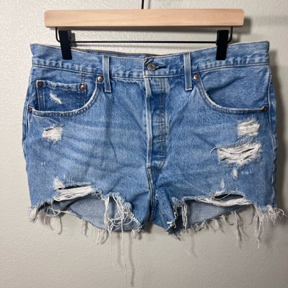 Levi's 501® Women's High Rise Jean Shorts Light Wash Denim Distressed Size 33 - Picture 1 of 8